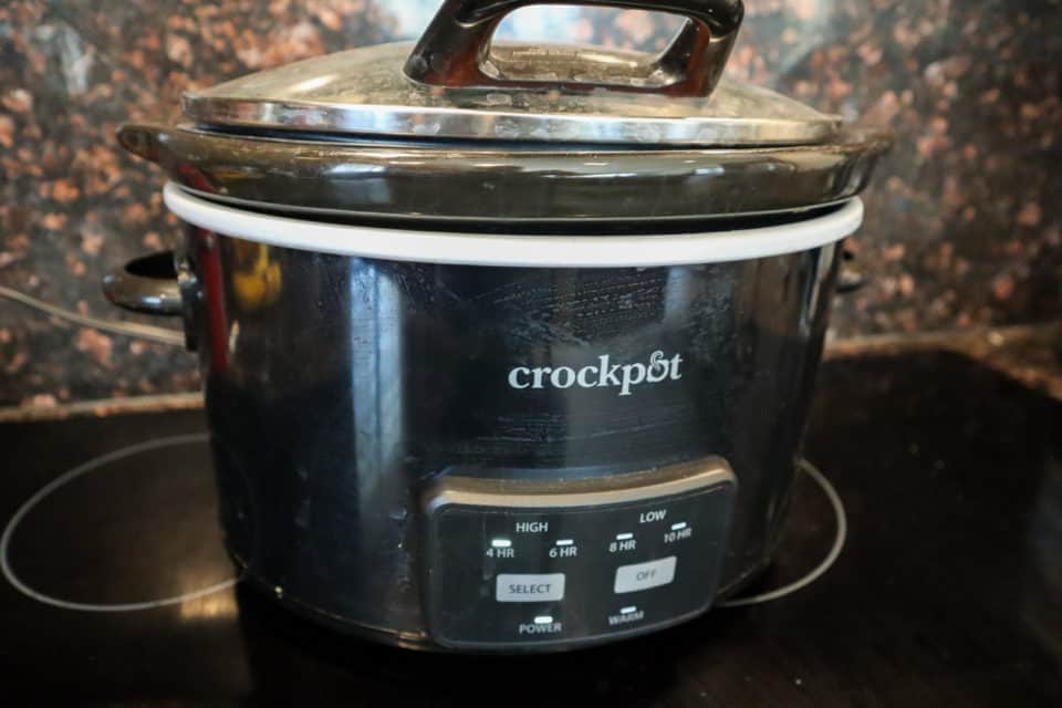 Picture of a slow cooker.